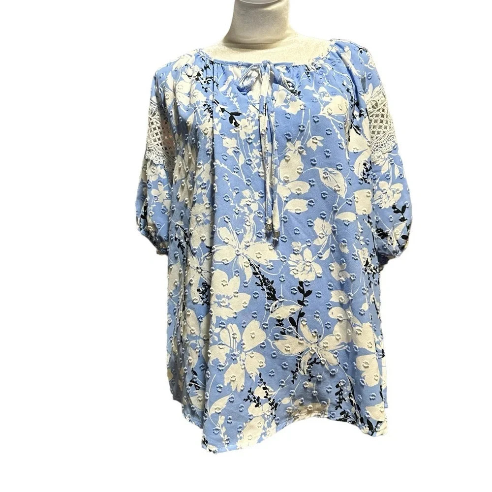 Adrienne Vittadini women's size 1X blue and white floral blouse